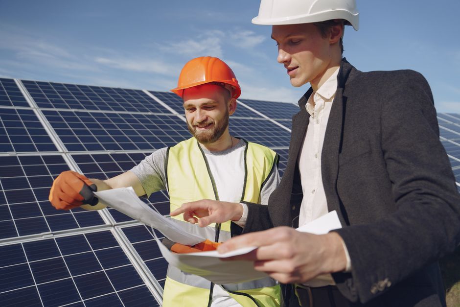 Een energie adviseur die een bedrijf helpt bij de energietransitie met advies en innovatieve oplossingen.